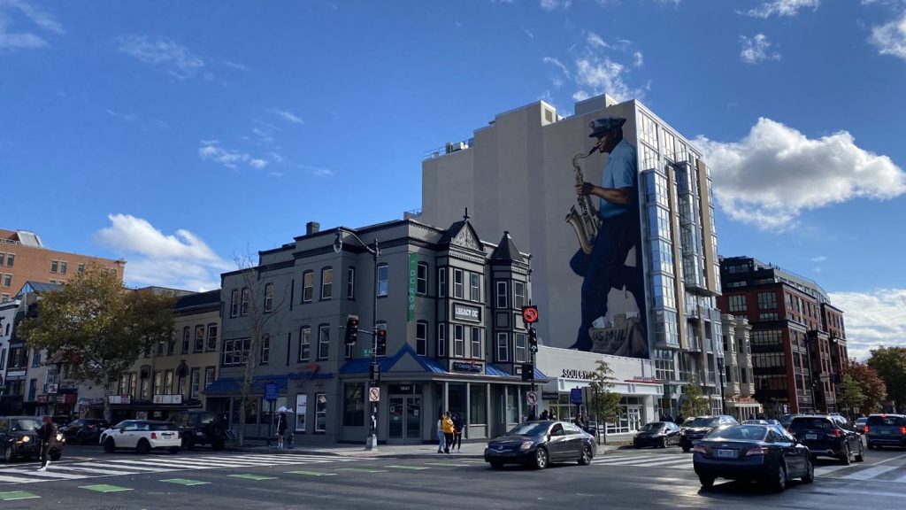 Immenso murale all’iconico incrocio tra la 14esima strada e la U