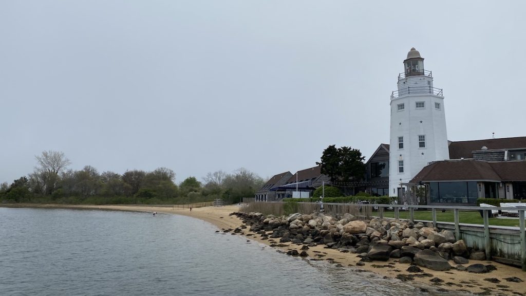 Il noto complesso del Gurney’s Montauk Resort & Seawater Spa vanta anche un grazioso faro