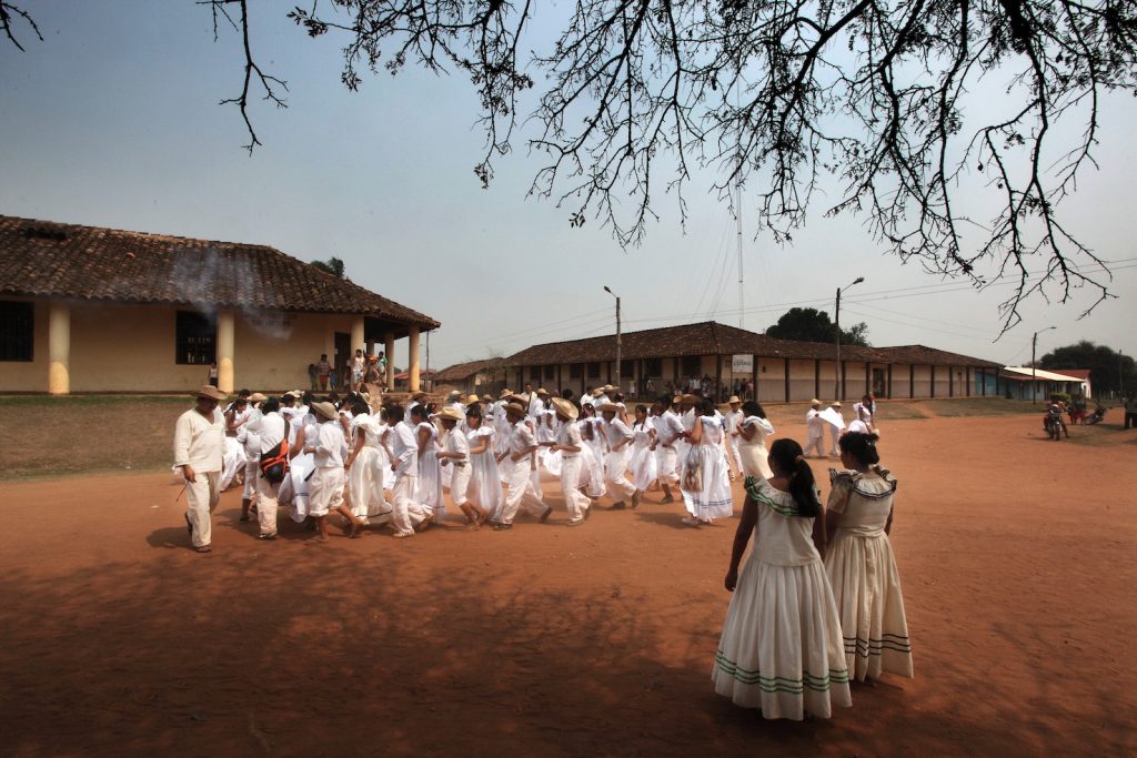 Ragazzi si preparano alla sfilata delle scuole della provincia. Il paese di Urubichà si trova nel Nord Est della Bolivia e conta circa 6000 abitanti