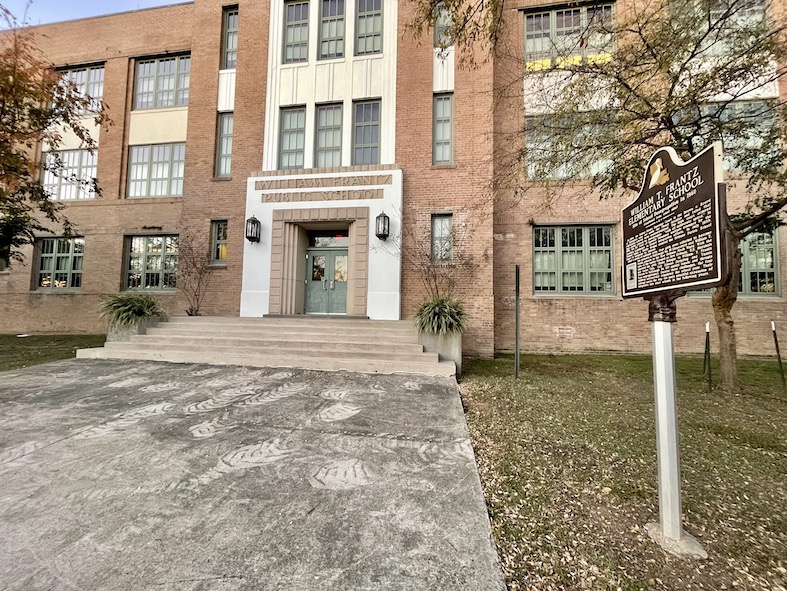 L’ingresso della William Frantz Elementary School. Sessantadue anni fa, la piccola afroamericana Ruby Bridges salì questi gradini di cemento