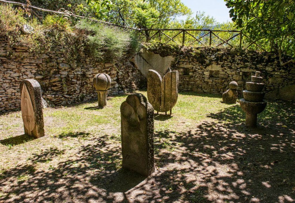 Il «Santuario dei pensieri» creato con sculture di artisti locali (Franco Cattaneo)