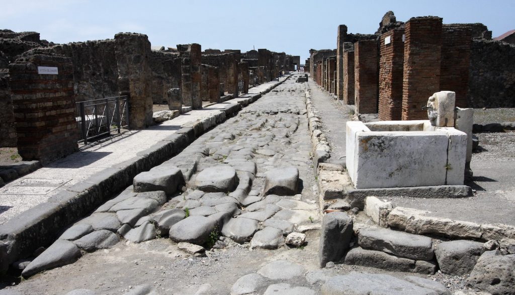 Via di Nola, tipica strada della rete ortogonale di Pompei, lastricata con basalto intorno al 150 a.C. e attraversata da grosse pietre per i pedoni