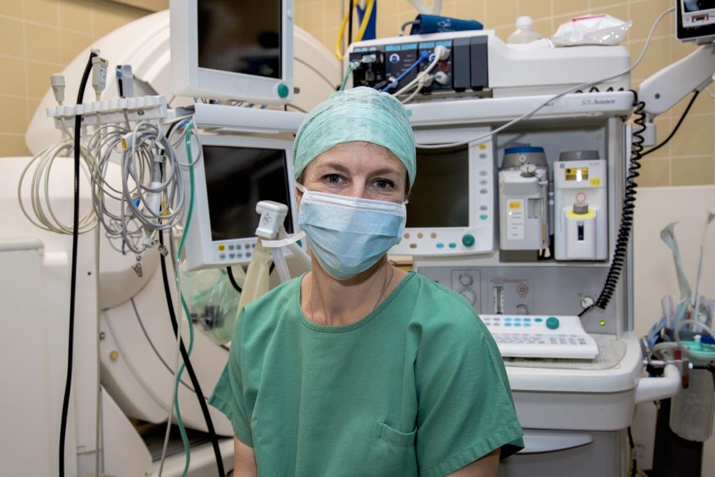 Dominique Kuhlen, primario ad interim e responsabile della Clinica di neurochirurgia INSI, in sala operatoria (Stefano Spinelli)