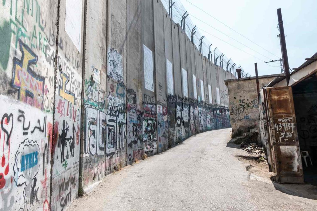 Uno scorcio della barriera tra i territori israeliani e palestinesi, a pochi passi dall’hotel di Banksy