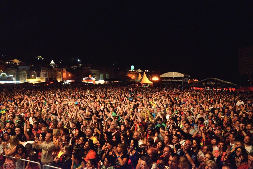 Dal vivo sono sempre in molti ad assistere ai concerti (Sambaco)