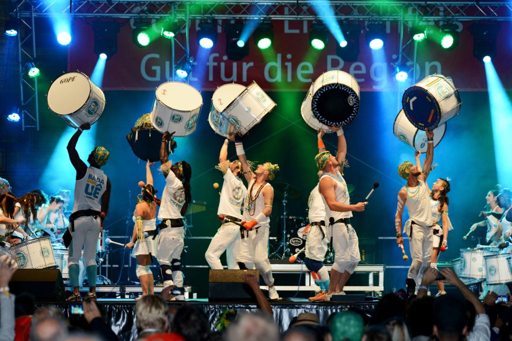 Su uno dei tanti palchi del Festival (Sambaco)