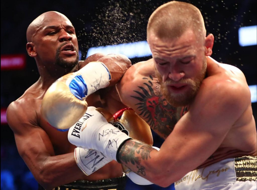 Floyd Mayweather (a sx) e Conor McGregor durante il ricco incontro dell’anno scorso (fotogramma estratto dal video su vimeo.com)