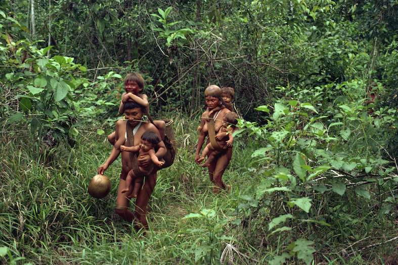 Yanomami in cammino in mezzo alla foresta, Brasile, Sud America (Keystone)