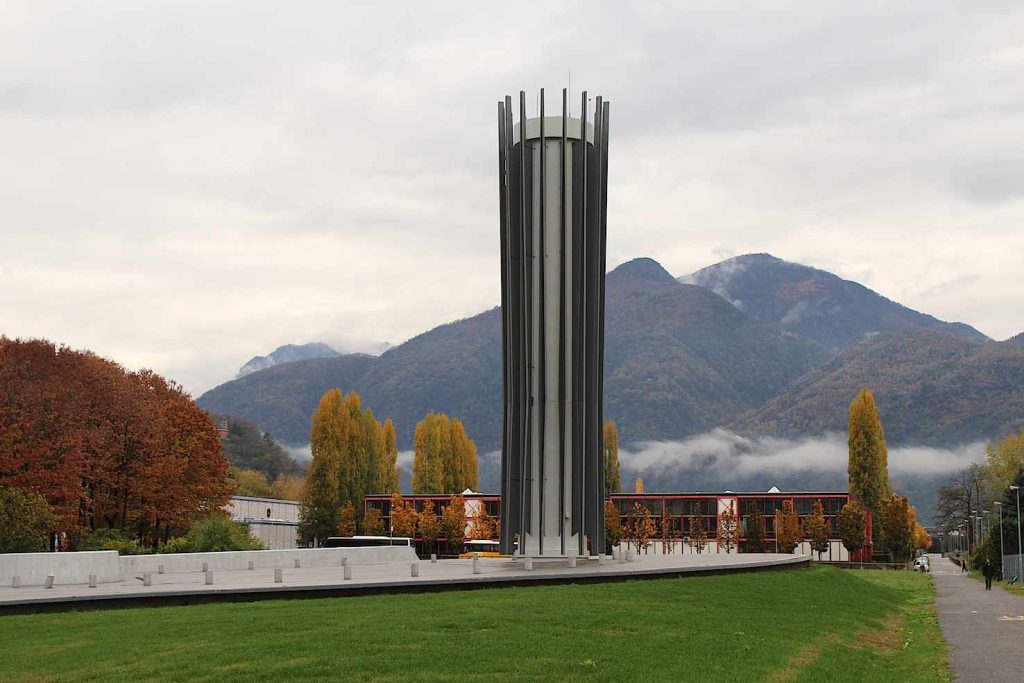 La torre della centrale termica di Losone (Elia Stampanoni)