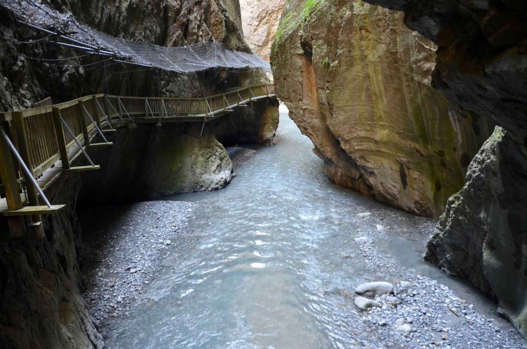 Passerelle aggrappate alle pareti rocciose