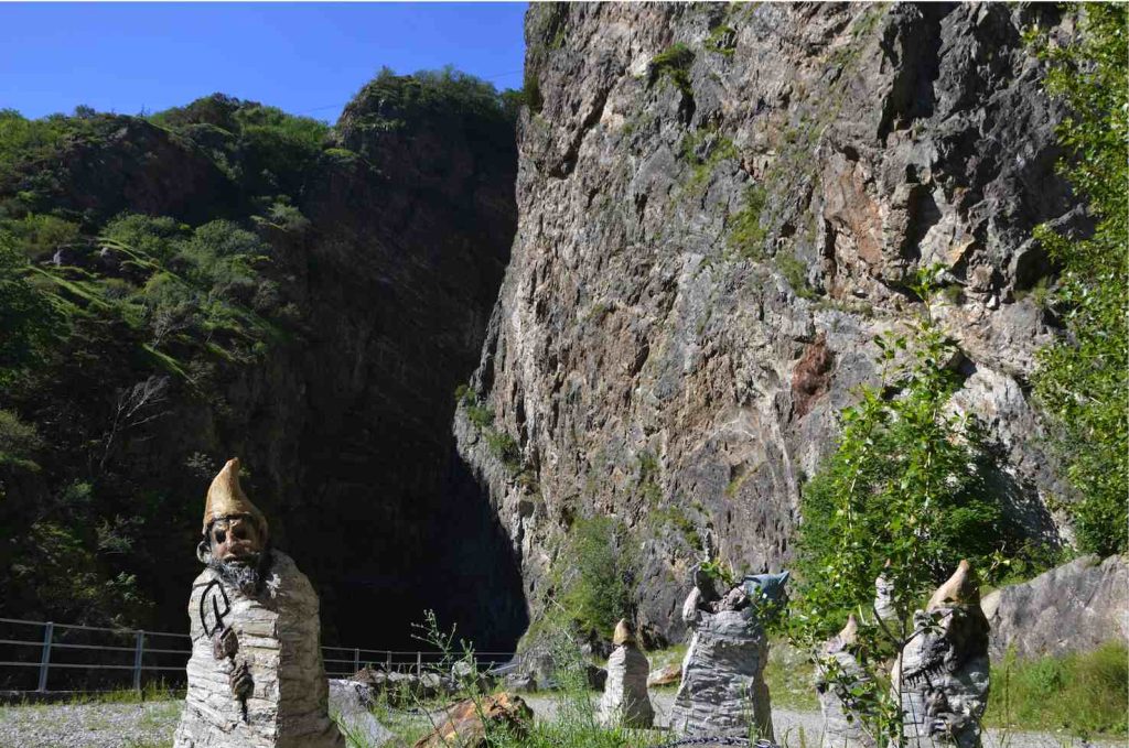 Nani-giganti presidiano l'entrata della gola del Trient