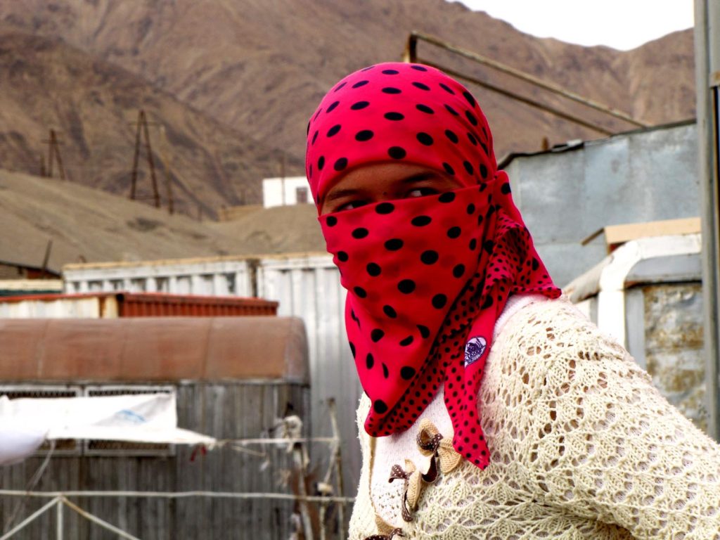 Donna ritratta al mercato di Murghab, composto da container