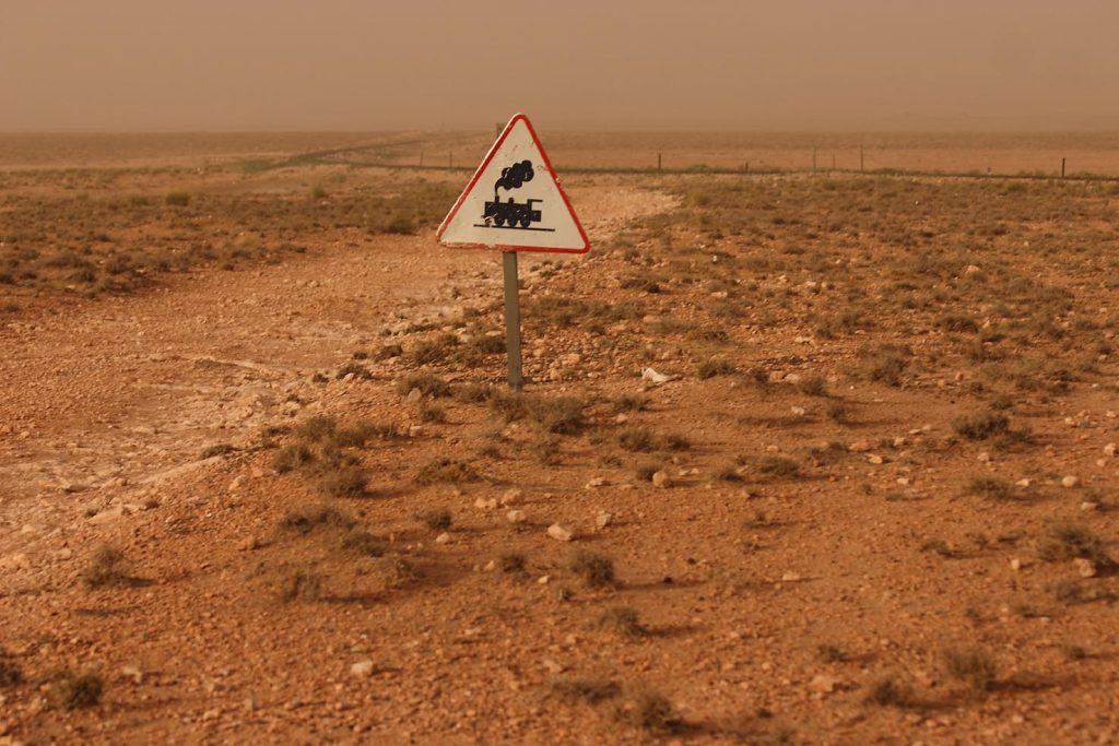 Una segnaletica, lungo la tratta ferroviaria nel deserto marocchino tra Oujda e Bouarfa (Photo Ma.Ma.)