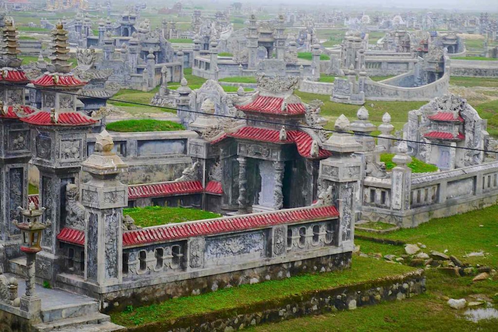 Un gruppo di tombe di una delle Città dei fantasmi sulla Laguna di Hue (Massimo Morello)