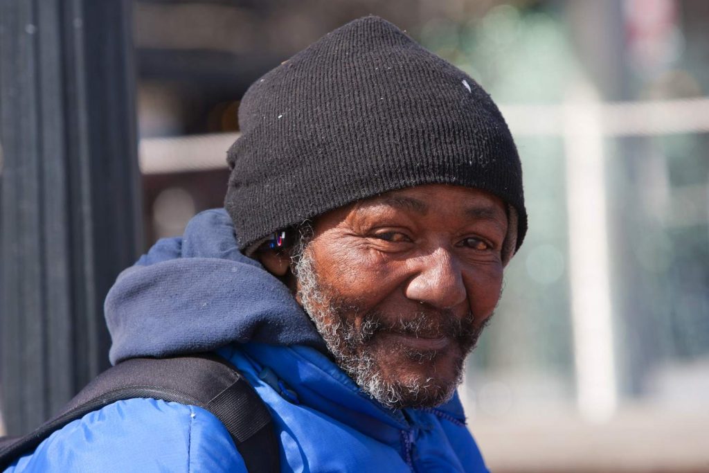 Un senzatetto per le vie di Chicago (Marka)