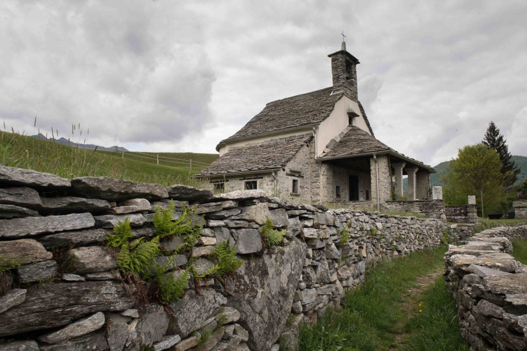 La chiesa della Madonna della Segna e i muretti a secco del Monte di Comino: Ai muri a secco è dedicata l’ultima edizione della rivista della STAN (Ti-Press)