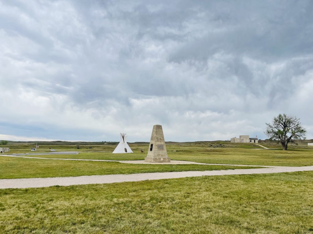 Lady in Green è la custode del forte: figlia di un ricco commerciante di pellicce, un giorno, si allontanò in groppa al suo cavallo nero e sparì nella prateria