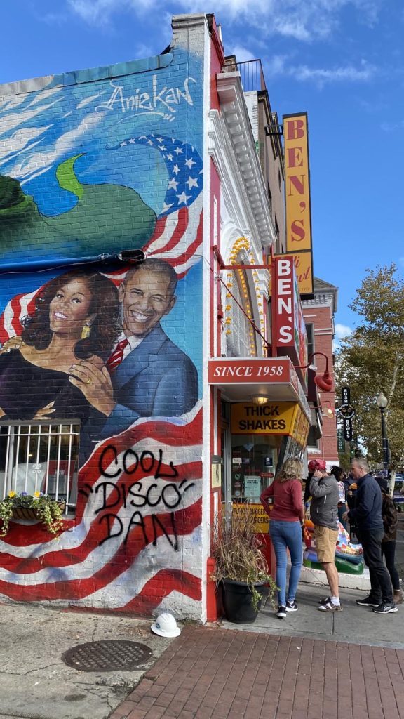 Uno dei murales più famosi, firmato da Aniekan Udofia che adorna le pareti del famoso ristorante Ben's Chili Bowl