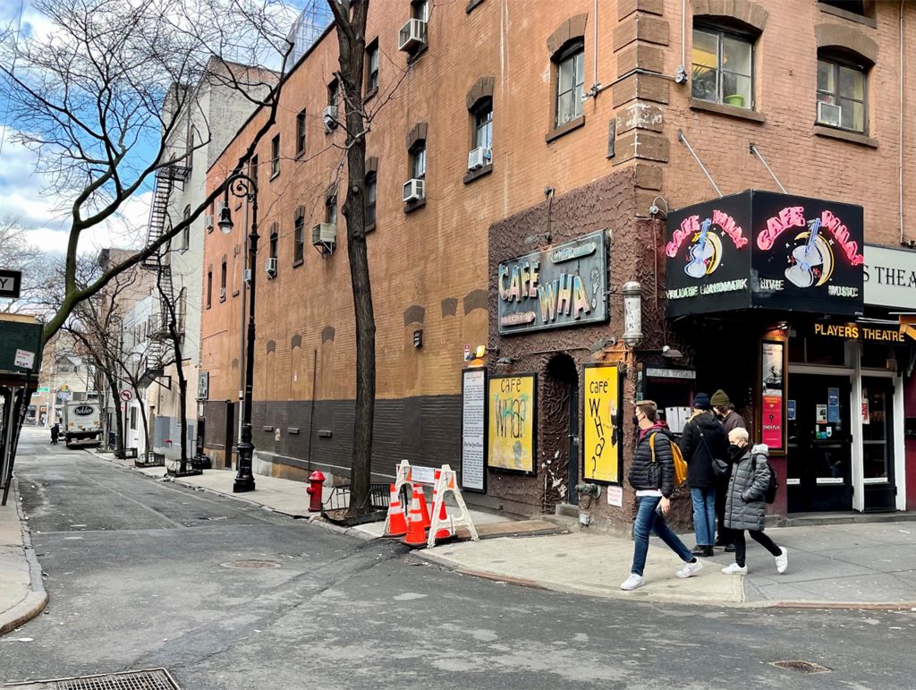 Il Café Wha? amato dai Beat: molti famosi musicisti, tra cui Jimi Hendrix e Bruce Springsteen, hanno suonato tra queste mura
