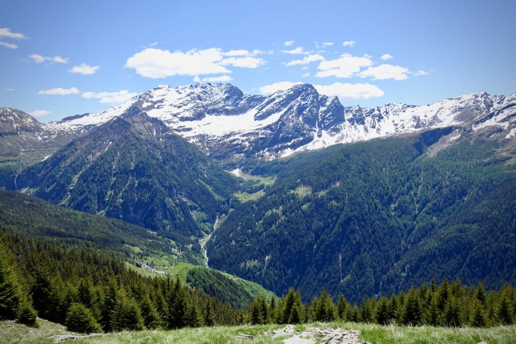 Il terrazzo di Mazzorino con sullo sfondo Fontai e l'alpe di Sceng