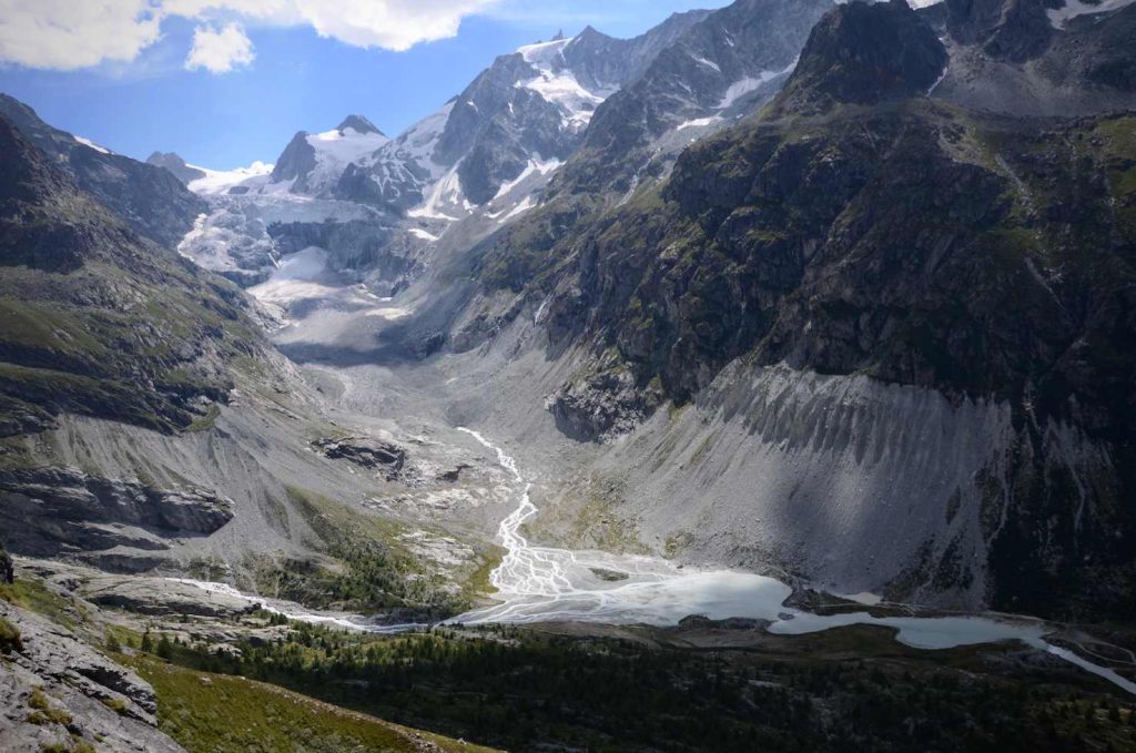L’incontro delle due valli, con il ghiacciaio del Mont Miné e il segno lasciato dalla morena storica
