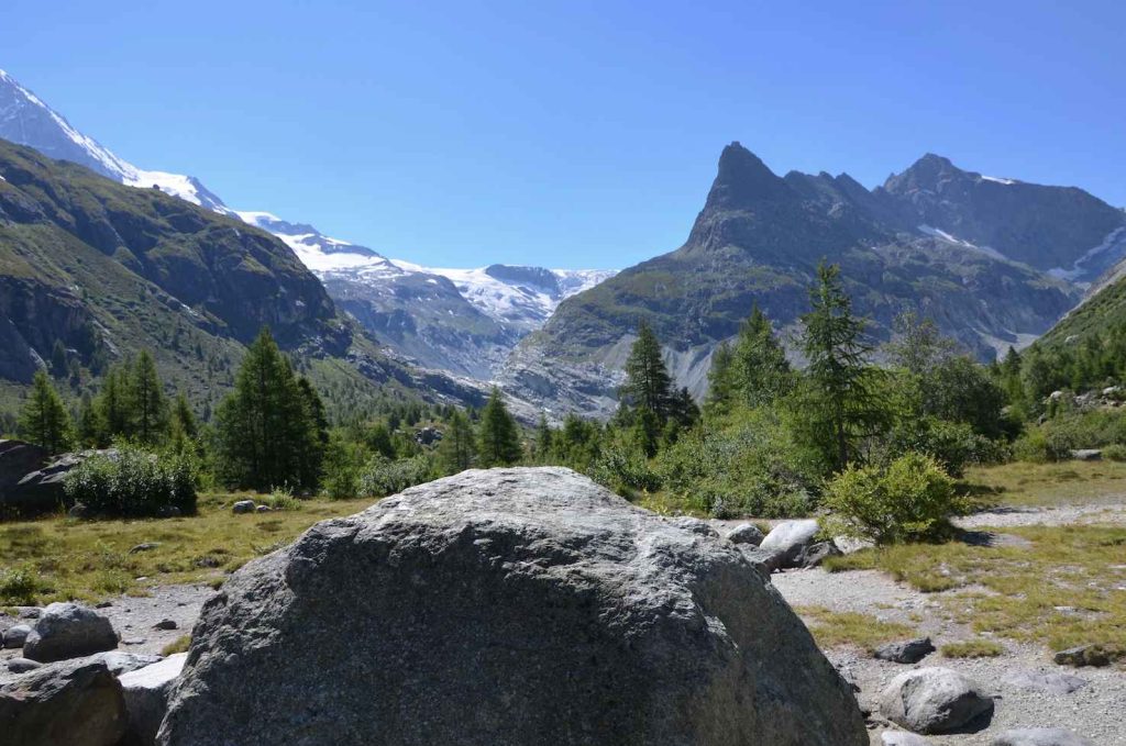 La piana di Ferpècle con la sagoma nera del Mont Miné