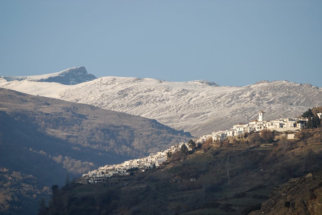 Capileira Alpujarras, sullo sfondo il Pico Veleta