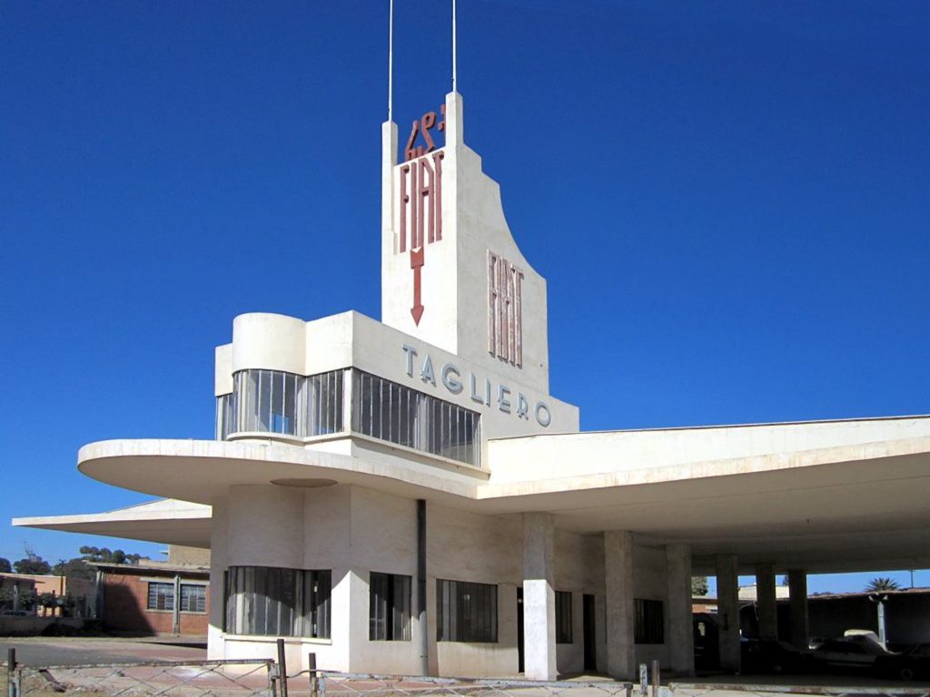 Asmara, capitale dell’Eritrea, la stazione di servizio futurista Fiat Tagliero (David Stanley)