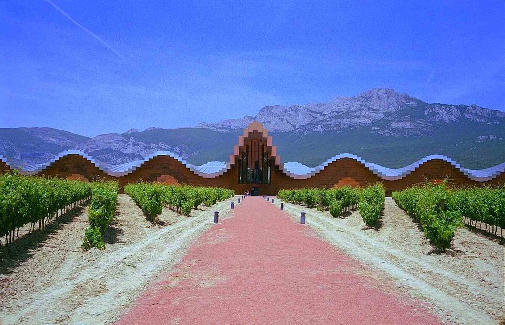 Le cantine Ysios, nella Rioja Alta, progettate da Santiago Calatrava (Wikipedia)