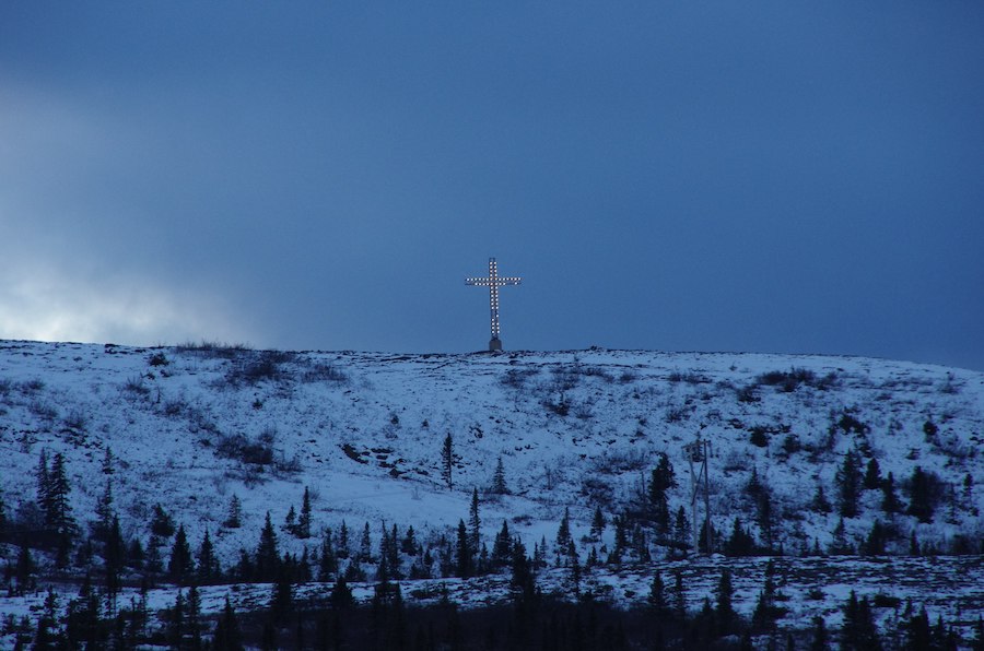 Una croce illuminata sopra Schefferville (Canada) la città a cui si ispira la Noferville immaginata da Thilliez. (Ian Schofield)