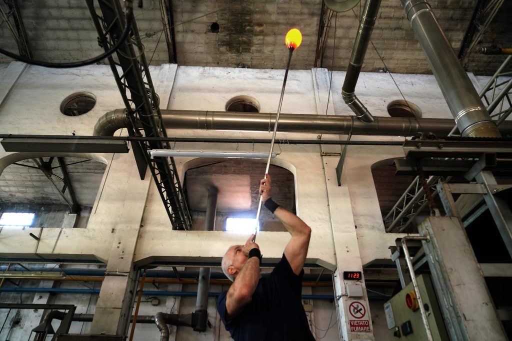 Un artigiano del vetro impiegato alla fornace Nason e Moretti