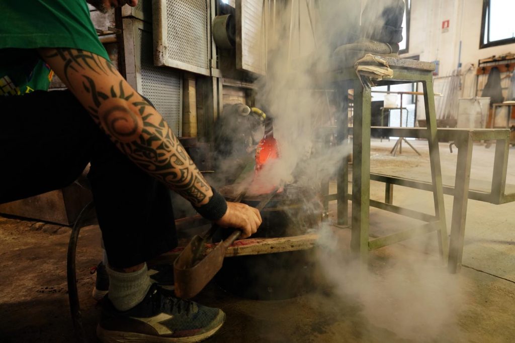 Un assistente di Crepax mentre lavora