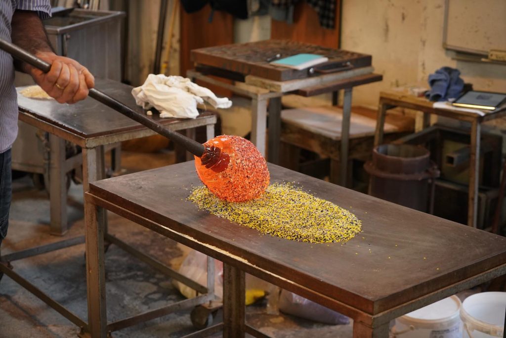 Così si aggiungono piccoli pezzi di colore al vetro