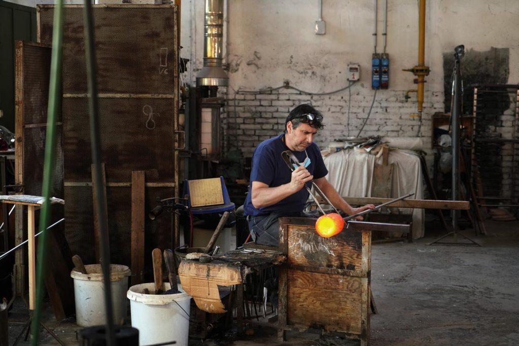 Artigiano del vetro al lavoro sull'isola di Murano
