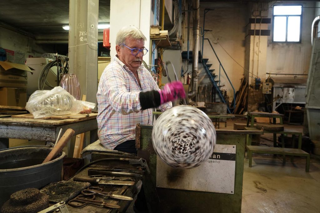 Il mastro Crepax al suo tavolo di lavoro