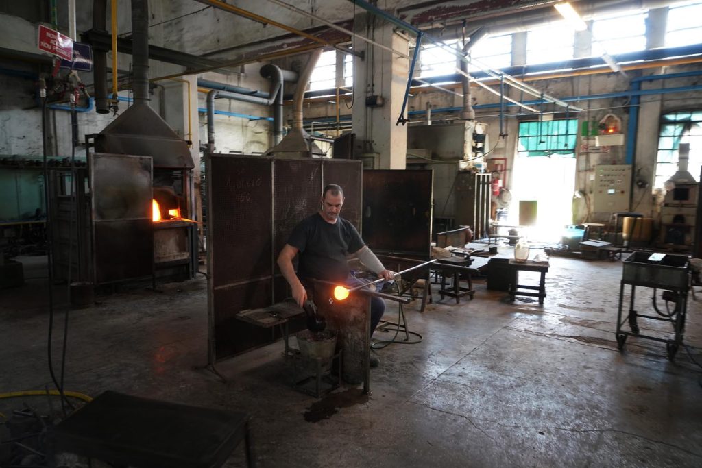 Artigiano del vetro al lavoro sull'isola di Murano