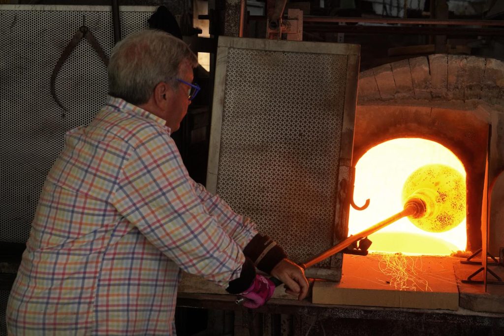 Il mastro Crepax riscalda il vetro già lavorato