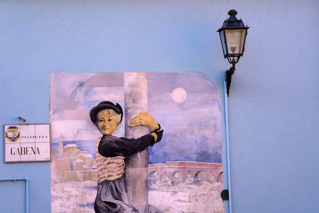 Un dipinto lungo una strada di San Giuliano