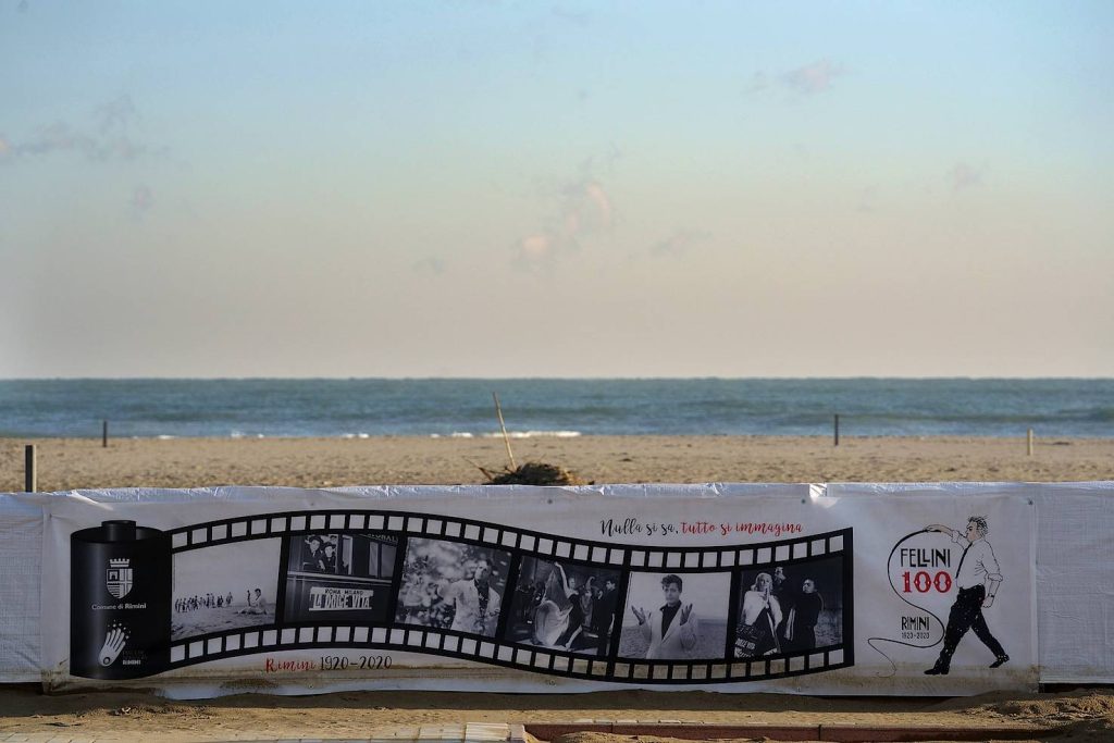 La spiaggia di Rimini, con il logo dell’anniversario per il centenario di Fellini