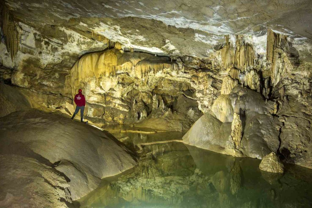 Uno dei laghi nella Krizna jama, grotta dove sono stati rinvenuti resti di oltre 100 «orsi della grotta» (Ursus ingressus), Bloška Polica (Franco Banfi)