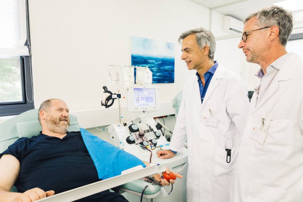 Da sinistra: un donatore, il dottor Stefano Fontana e Mauro Borri, direttore operativo del Servizio trasfusionale CRS della Svizzera Italiana (V. Cammarata)