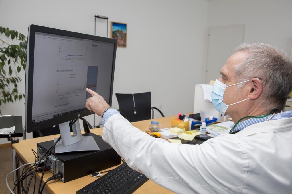 Il dottor Pietro Antonini, specialista in medicina interna e tropicale, indica la curva di contagio (Stefano Spinelli)