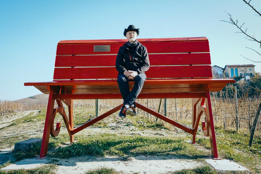 Mr. Chris Bangle, designer e ideatore del progetto Big Bench Community Project, con le gambe a penzoloni (© Fosphoro)