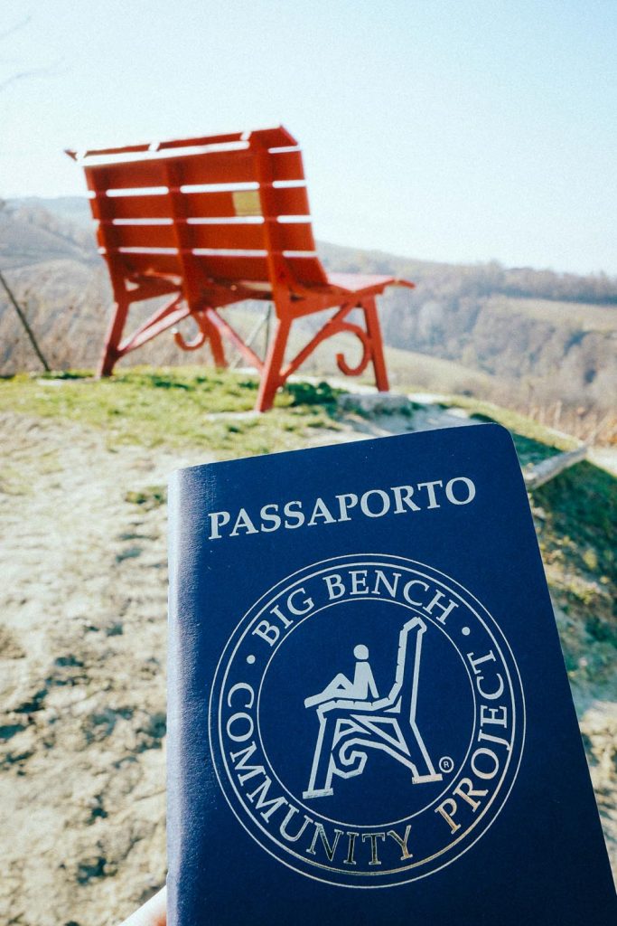 Il passaporto delle Big Bench, funziona come le credenziali di un cammino: ad ogni panchina visitata corrisponde una pagina e riceverà un timbro (© Fosphoro)