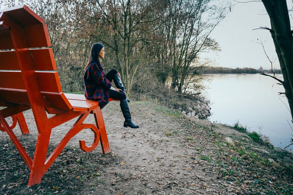 La panchina rossa N°114 di Travacò Siccomario, Pavia, offre uno splendido panorama sul Fiume Ticino (© Fosphoro)