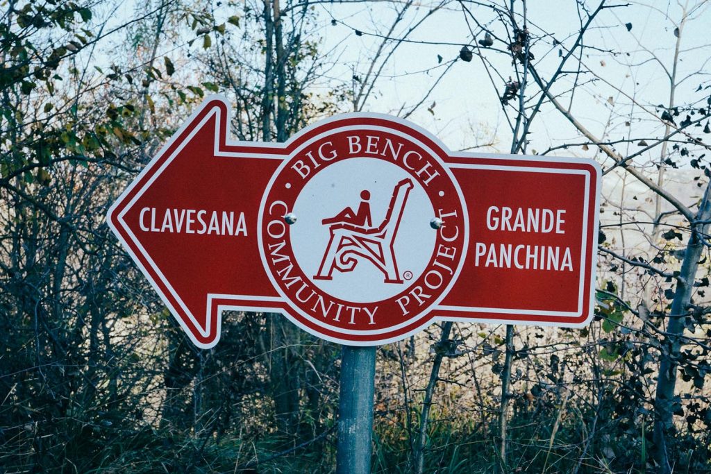 Le indicazioni per la Big Red One, verso la prima panchina fatta costruire da Mr. Bangle (© Fosphoro)