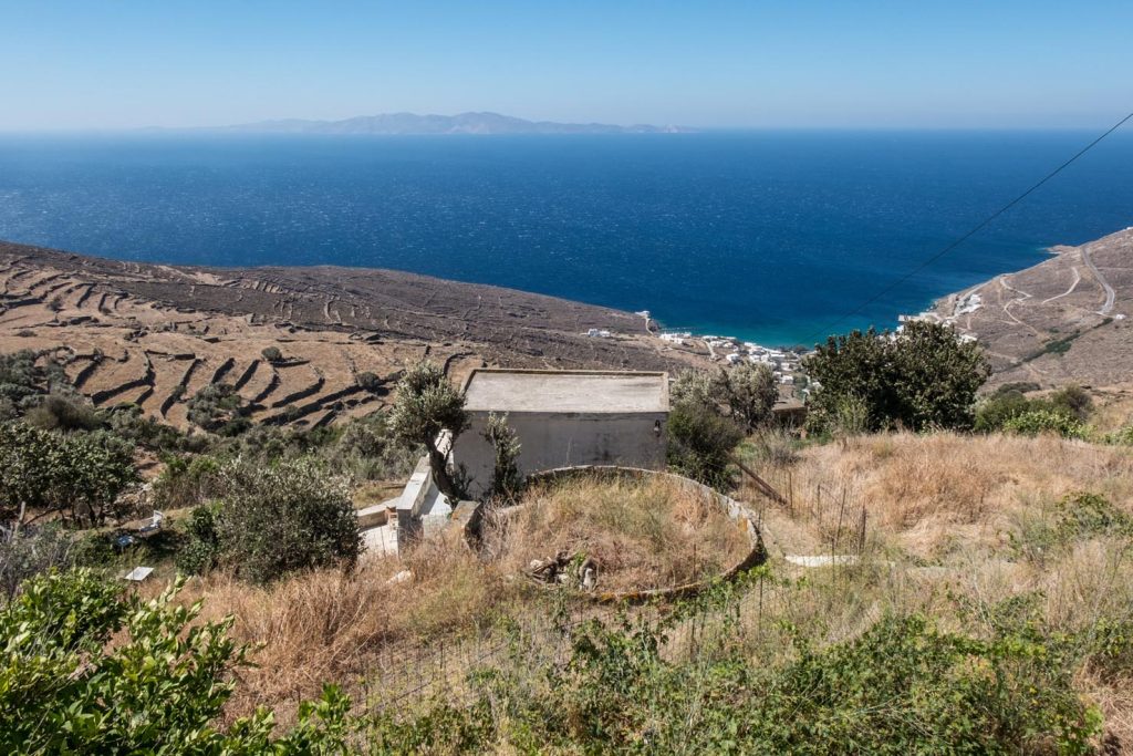 Vista della costa occidentale di Tinos