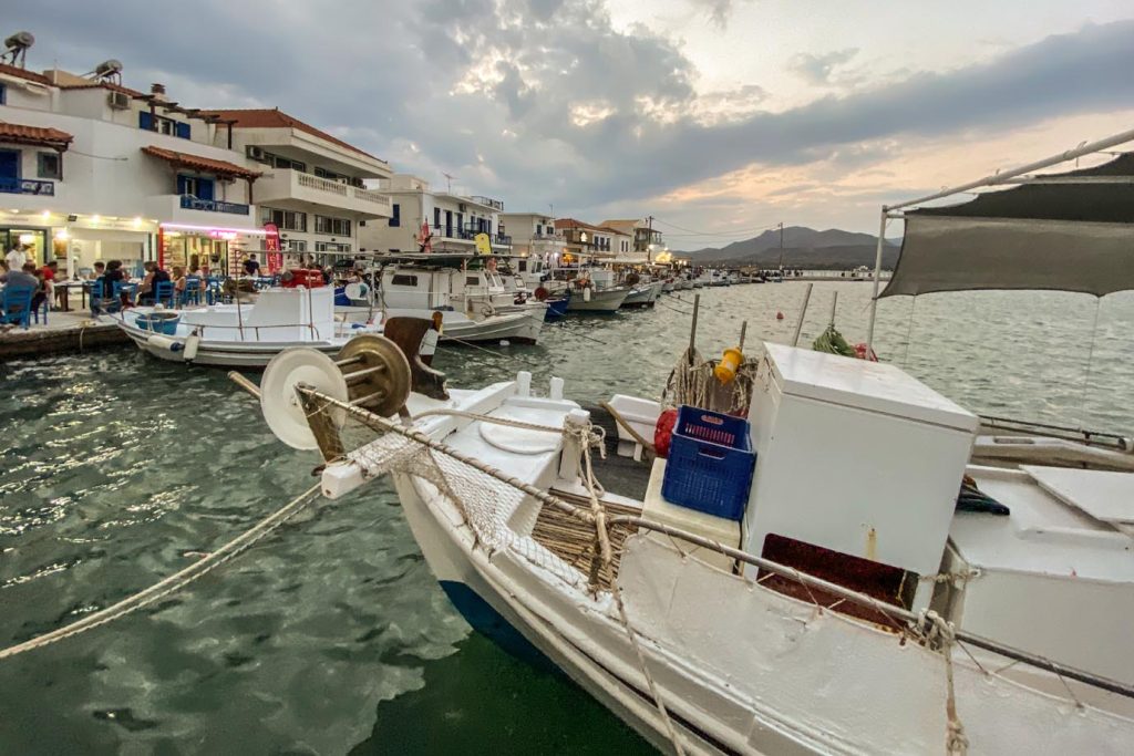 Il lungomare del paese di Elafonisos al tramonto, con le taverne di pesce (Simona Dalla Valle)