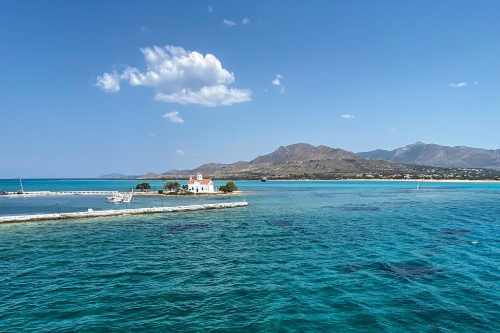 A sinistra la chiesa di Agios Spyridon, a destra si intravede l’isolotto di Pavlopetri e là sotto vi sono i resti della città sommersa (Simona Dalla Valle)