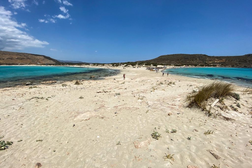 Le spiagge gemelle di Megalos Simos o Sarakiniko (a sinistra) e Mikros Simos (a destra) (Simona Dalla Valle)